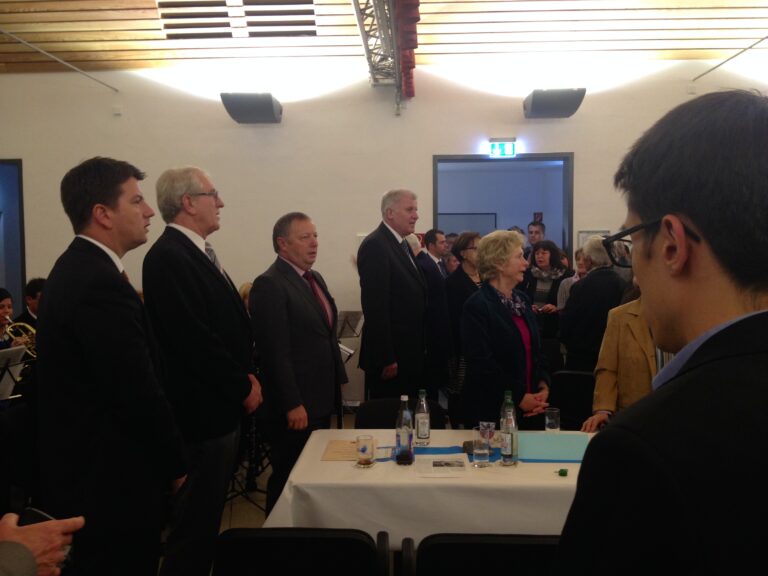 Es wird die Nationalhymne gesungen!